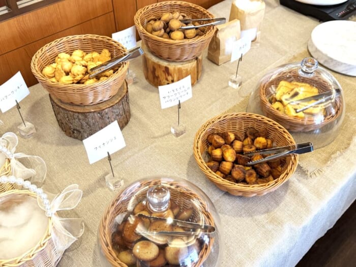 すすきののホテルレストランで楽しむ推し活！ 9色のスイーツを楽しめる「札幌東急REIホテル」のスイーツビュッフェ