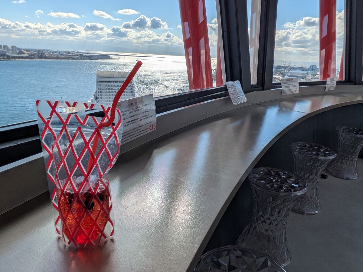 神戸のランドマーク「神戸ポートタワー」から海と山を一望！ レトロな回転カフェ＆バーも！