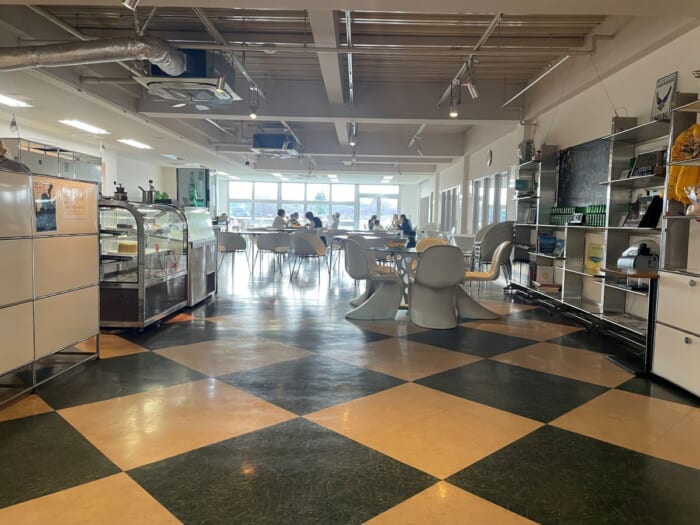 近くで飛行機が見られる！ わくわく止まらない調布飛行場にあるカフェ「プロペラカフェ」-東京都　調布市