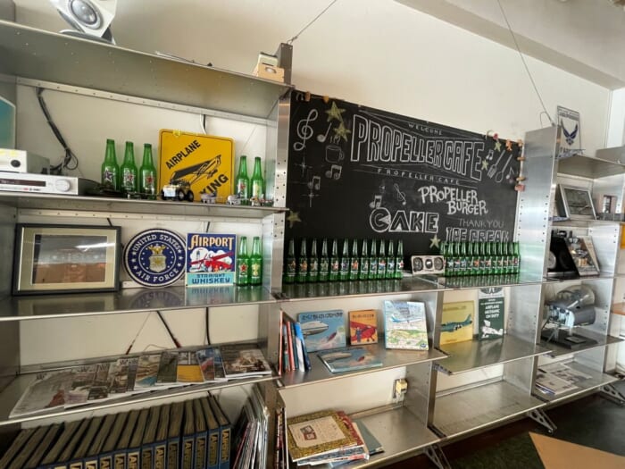 近くで飛行機が見られる！ わくわく止まらない調布飛行場にあるカフェ「プロペラカフェ」-東京都　調布市