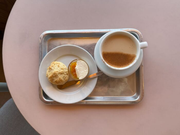 軽井沢で見つけた、森の学び舎。本とカフェのある時間「軽井沢書店 中軽井沢店」