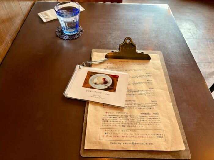 旅のひと息に、本と珈琲を。神戸・元町の隠れ家カフェ「nazca bird」