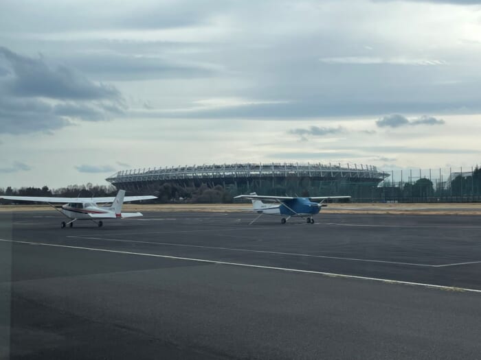 近くで飛行機が見られる！ わくわく止まらない調布飛行場にあるカフェ「プロペラカフェ」-東京都　調布市