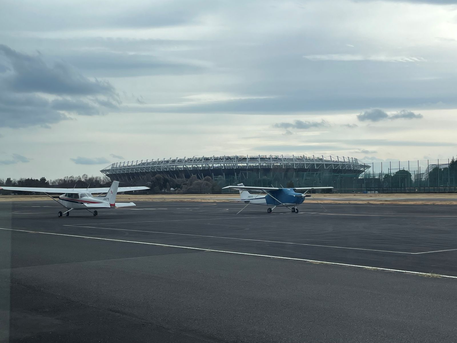 近くで飛行機が見られる！ わくわく止まらない調布飛行場にあるカフェ「プロペラカフェ」-東京都　調布市