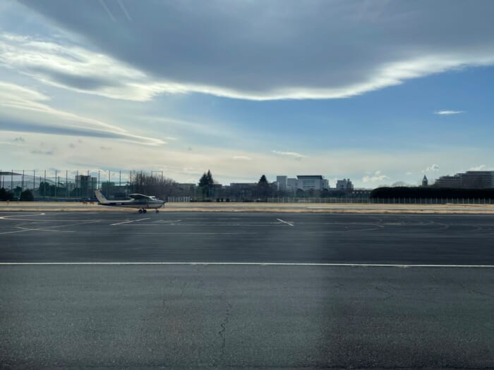 近くで飛行機が見られる！ わくわく止まらない調布飛行場にあるカフェ「プロペラカフェ」-東京都　調布市