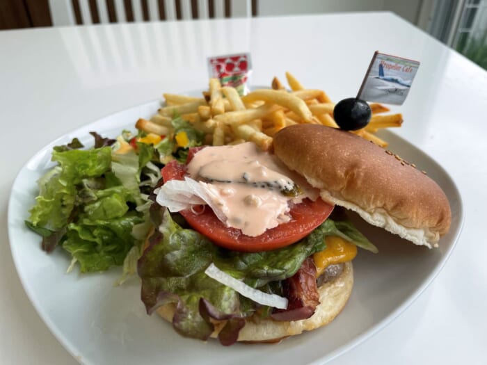 近くで飛行機が見られる！ わくわく止まらない調布飛行場にあるカフェ「プロペラカフェ」-東京都　調布市