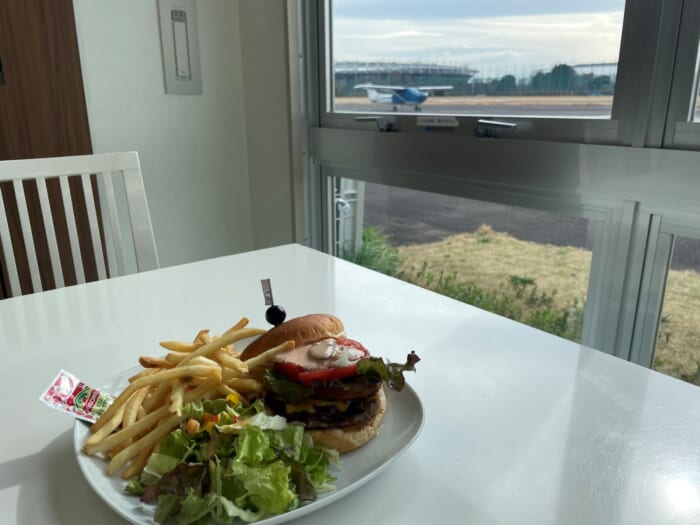 近くで飛行機が見られる！ わくわく止まらない調布飛行場にあるカフェ「プロペラカフェ」-東京都　調布市
