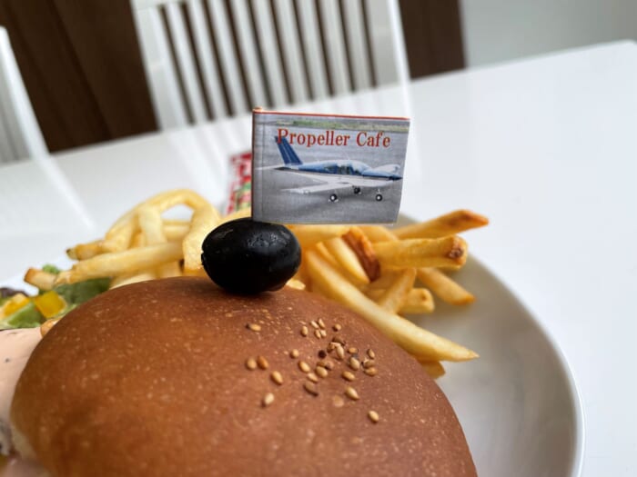 近くで飛行機が見られる！ わくわく止まらない調布飛行場にあるカフェ「プロペラカフェ」-東京都　調布市