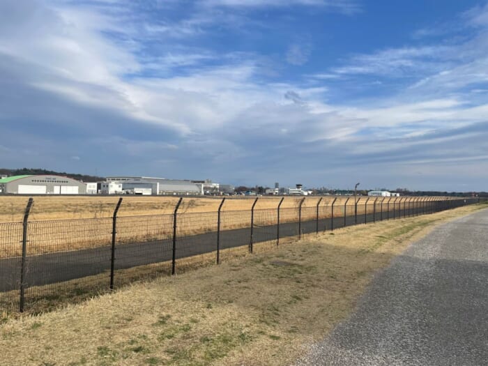 近くで飛行機が見られる！ わくわく止まらない調布飛行場にあるカフェ「プロペラカフェ」-東京都　調布市