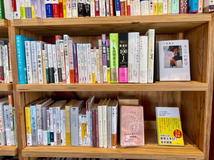 軽井沢で見つけた、森の学び舎。本とカフェのある時間「軽井沢書店 中軽井沢店」