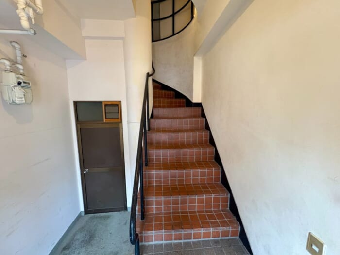 旅のひと息に、本と珈琲を。神戸・元町の隠れ家カフェ「nazca bird」