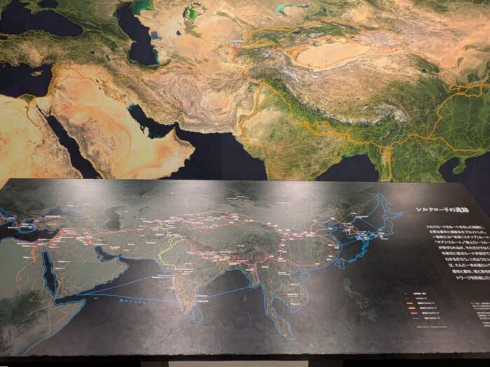 万博記念公園でシルクロードとウズベキスタンの遺跡に関する特別展が開催中