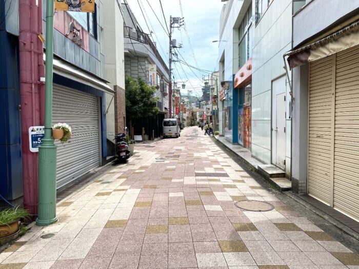可愛い七福神たちを探してみよう！ 温泉の温もりと写真映えを楽しむ「湯の花通り商店街」