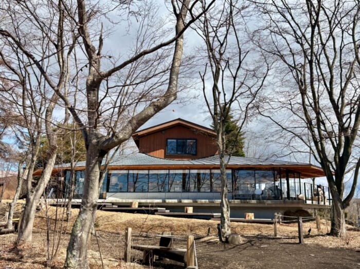 軽井沢で見つけた、森の学び舎。本とカフェのある時間「軽井沢書店 中軽井沢店」