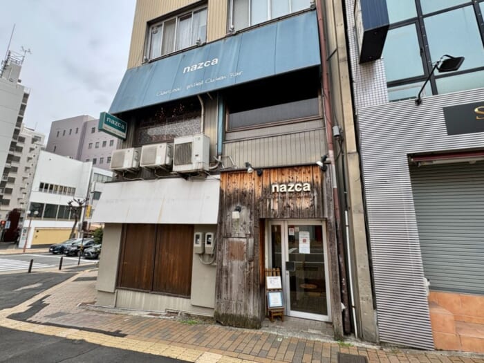 旅のひと息に、本と珈琲を。神戸・元町の隠れ家カフェ「nazca bird」