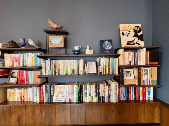 旅のひと息に、本と珈琲を。神戸・元町の隠れ家カフェ「nazca bird」