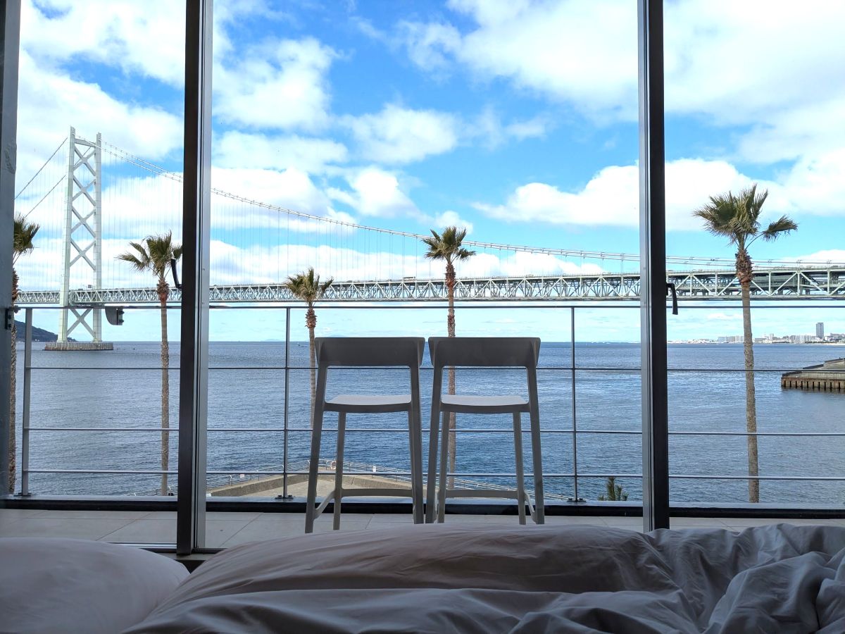 ベッドからの景色がスゴイ！ 「ホテルセトレ神戸・舞子」の明石海峡大橋ビュー