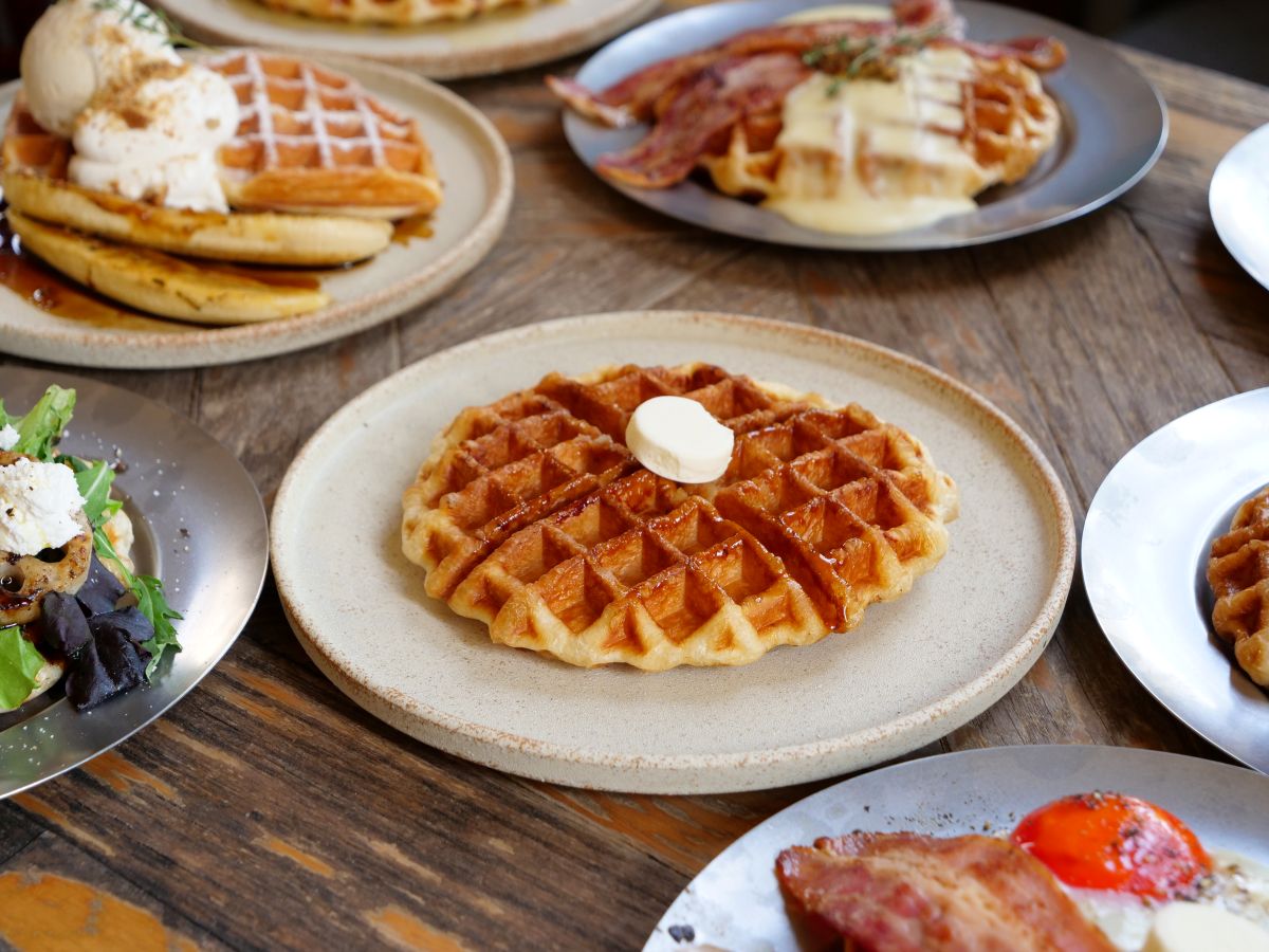 大阪府立中之島図書館にパンエスの“ムー”で作るワッフル店「囲と囲曲」がオープン