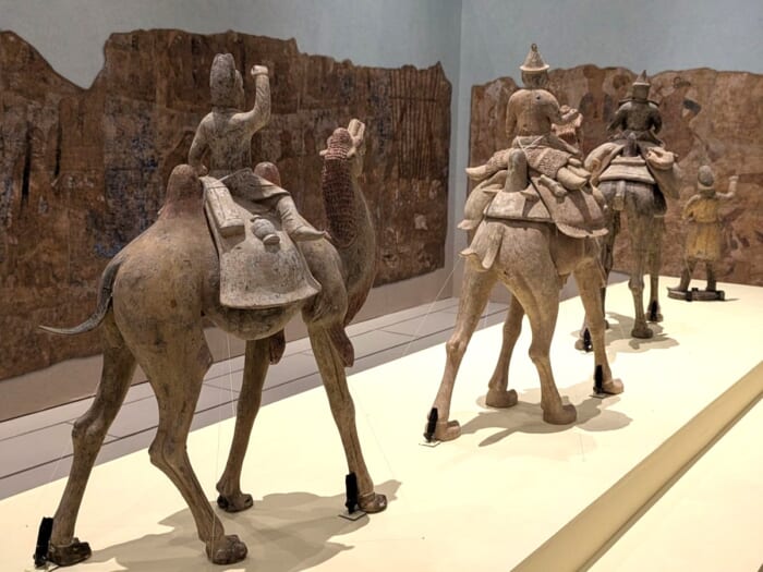 万博記念公園でシルクロードとウズベキスタンの遺跡に関する特別展が開催中