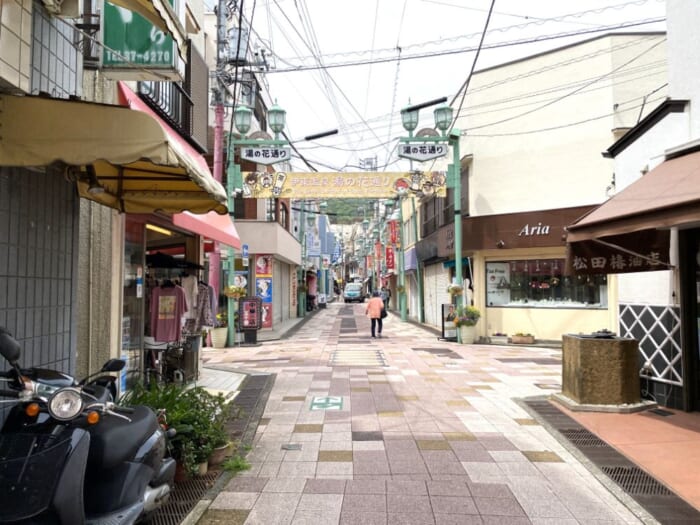 可愛い七福神たちを探してみよう！ 温泉の温もりと写真映えを楽しむ「湯の花通り商店街」