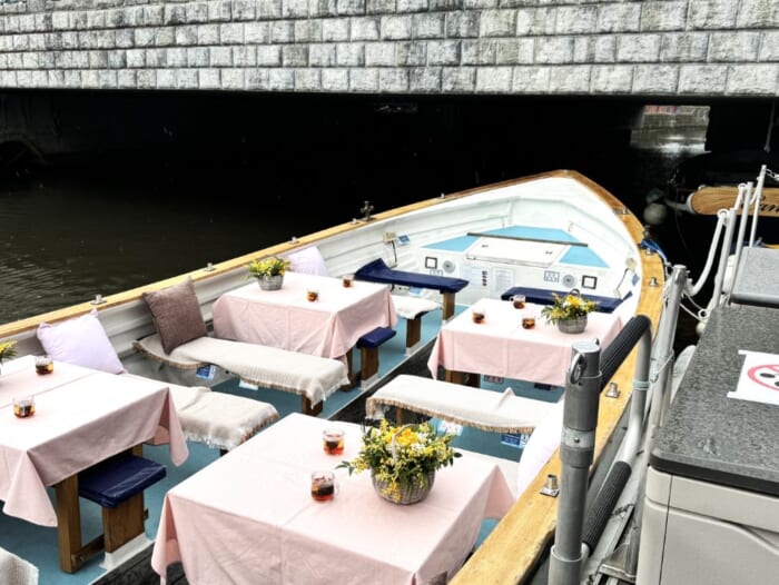 船に乗りながら春を感じるアフタヌーンティーを堪能! OMO5小樽に泊まって春の運河クルーズを楽しもう