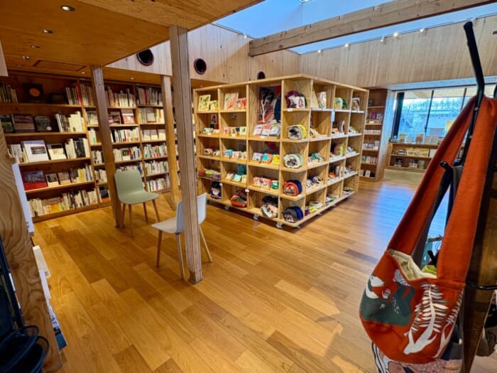 軽井沢で見つけた、森の学び舎。本とカフェのある時間「軽井沢書店 中軽井沢店」