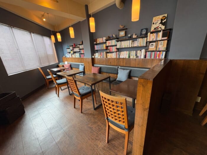 旅のひと息に、本と珈琲を。神戸・元町の隠れ家カフェ「nazca bird」