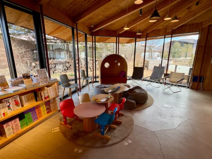 軽井沢で見つけた、森の学び舎。本とカフェのある時間「軽井沢書店 中軽井沢店」