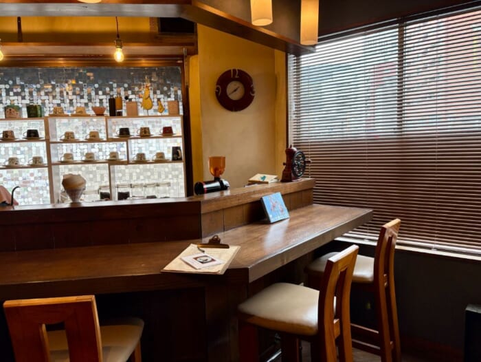 旅のひと息に、本と珈琲を。神戸・元町の隠れ家カフェ「nazca bird」