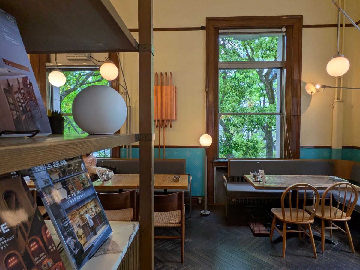 大阪府立中之島図書館にパンエスの“ムー”で作るワッフル店「囲と囲曲」がオープン