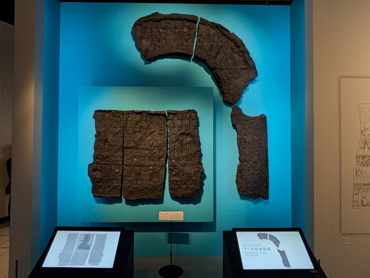 万博記念公園でシルクロードとウズベキスタンの遺跡に関する特別展が開催中