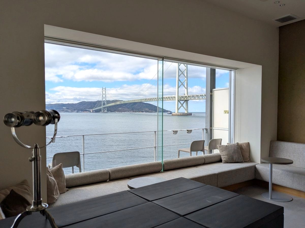 ベッドからの景色がスゴイ！ 「ホテルセトレ神戸・舞子」の明石海峡大橋ビュー