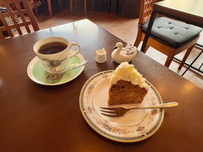 旅のひと息に、本と珈琲を。神戸・元町の隠れ家カフェ「nazca bird」