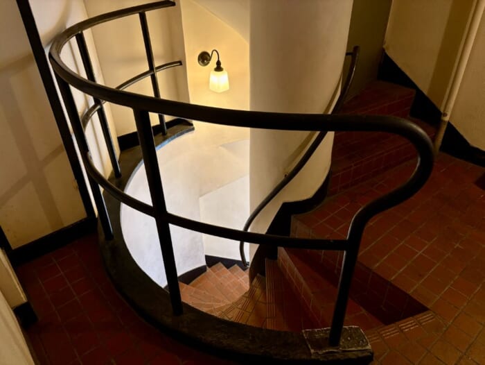 旅のひと息に、本と珈琲を。神戸・元町の隠れ家カフェ「nazca bird」