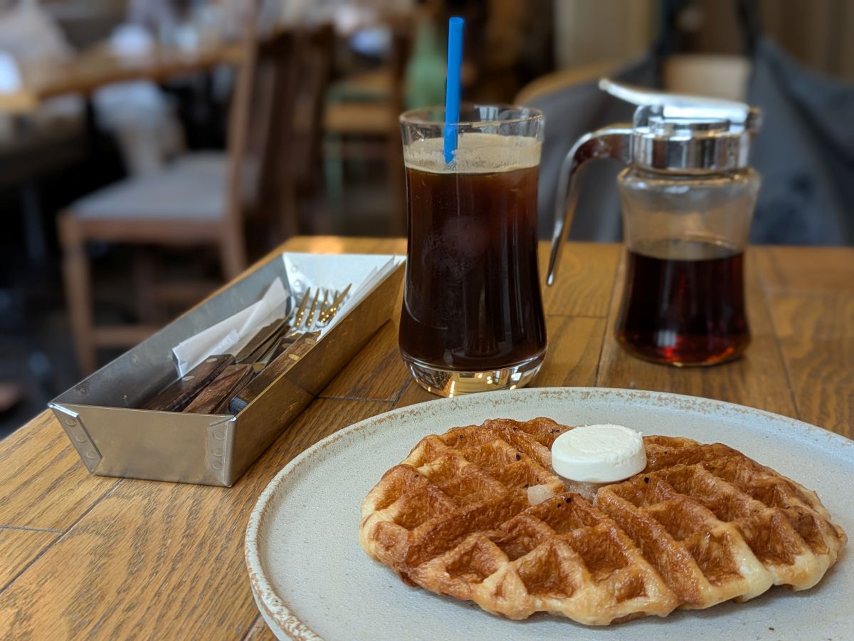 大阪府立中之島図書館にパンエスの“ムー”で作るワッフル店「囲と囲曲」がオープン