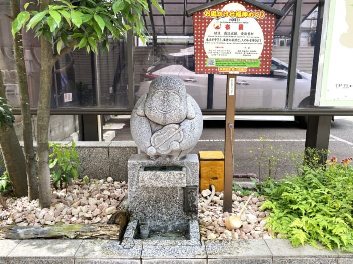 可愛い七福神たちを探してみよう！ 温泉の温もりと写真映えを楽しむ「湯の花通り商店街」