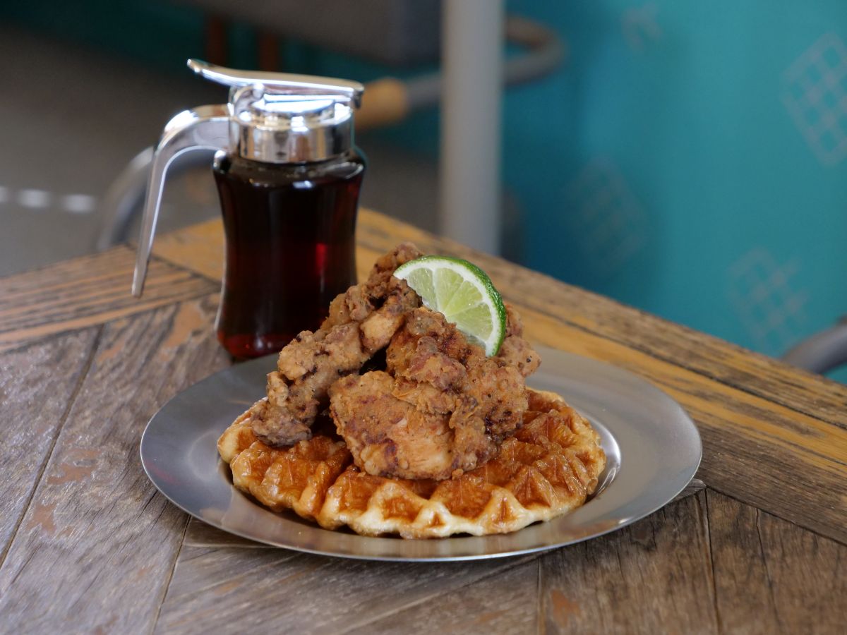 大阪府立中之島図書館にパンエスの“ムー”で作るワッフル店「囲と囲曲」がオープン