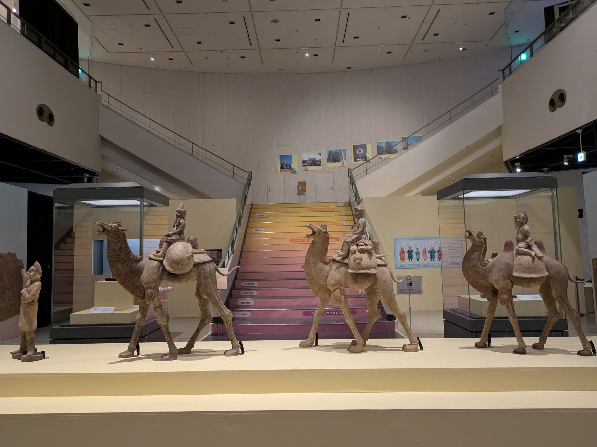 万博記念公園でシルクロードとウズベキスタンの遺跡に関する特別展が開催中