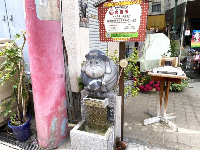 可愛い七福神たちを探してみよう！ 温泉の温もりと写真映えを楽しむ「湯の花通り商店街」