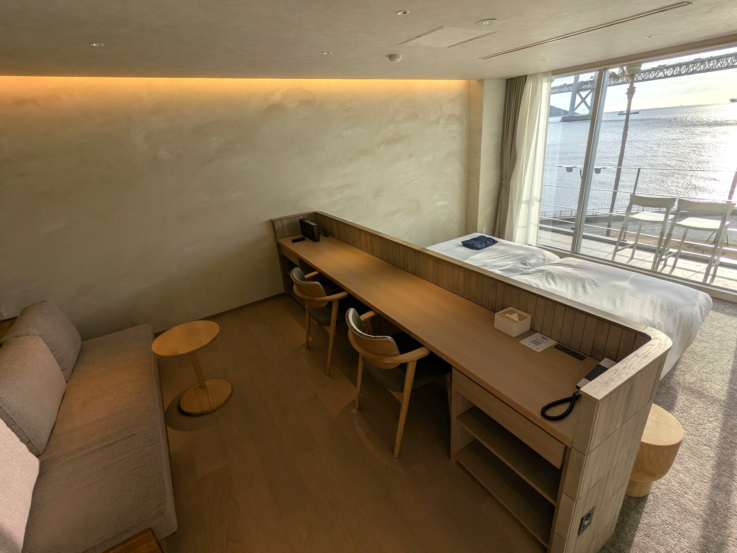 ベッドからの景色がスゴイ！ 「ホテルセトレ神戸・舞子」の明石海峡大橋ビュー