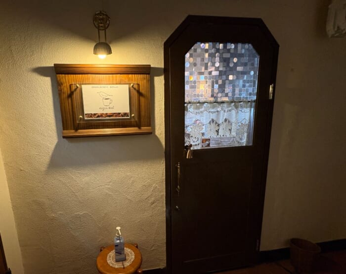 旅のひと息に、本と珈琲を。神戸・元町の隠れ家カフェ「nazca bird」