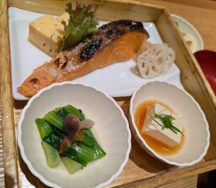 羽田空港 早朝5時半から開いています！ 料亭並みのしっかり朝ごはん HITOSHINAYA