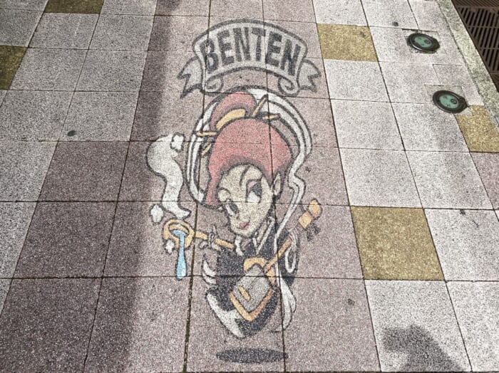 可愛い七福神たちを探してみよう！ 温泉の温もりと写真映えを楽しむ「湯の花通り商店街」