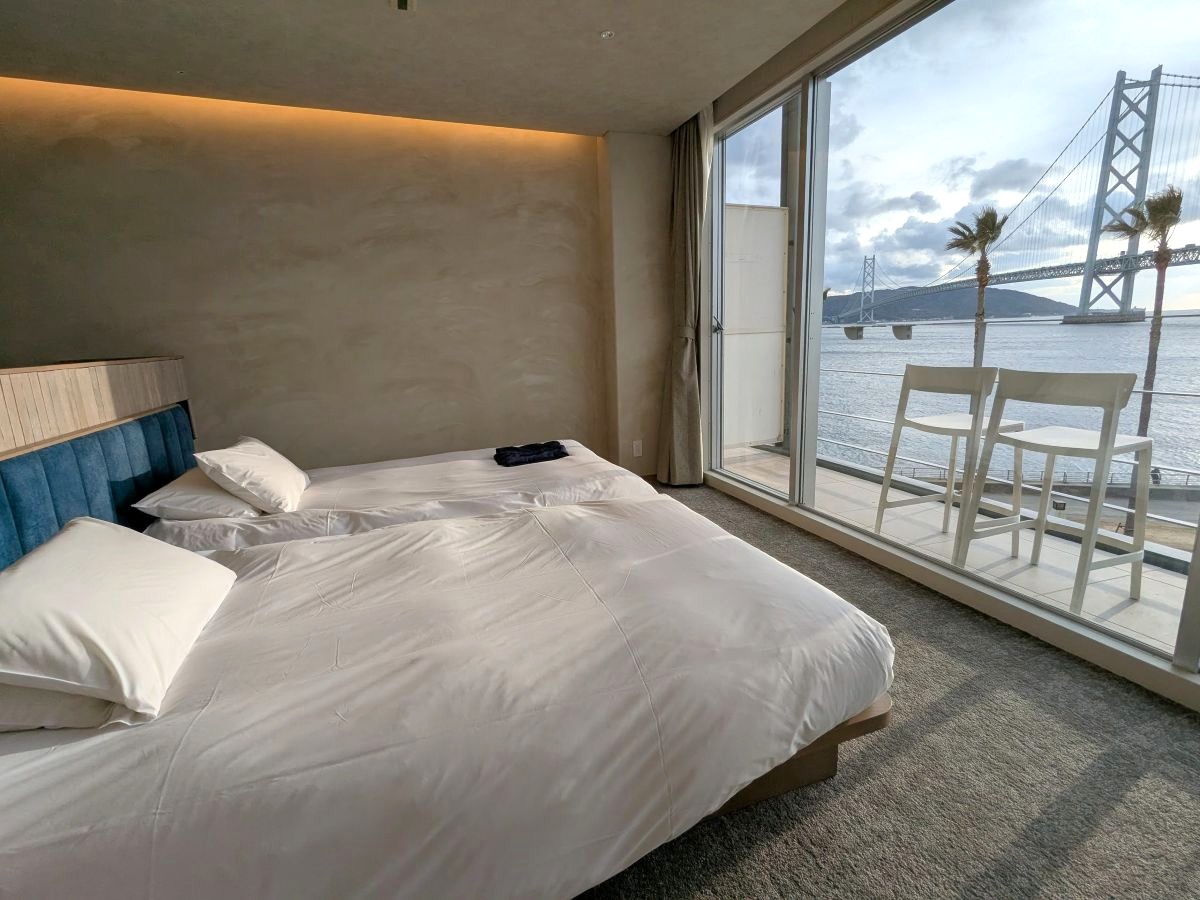 ベッドからの景色がスゴイ！ 「ホテルセトレ神戸・舞子」の明石海峡大橋ビュー