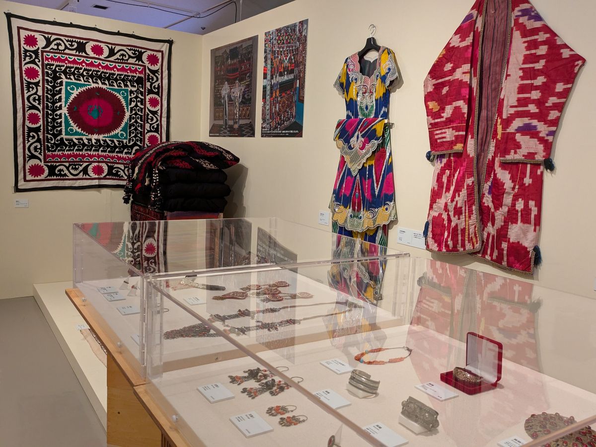 万博記念公園でシルクロードとウズベキスタンの遺跡に関する特別展が開催中