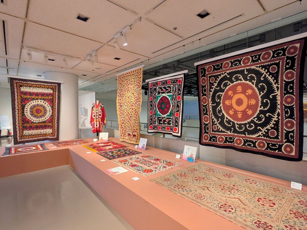 万博記念公園でシルクロードとウズベキスタンの遺跡に関する特別展が開催中