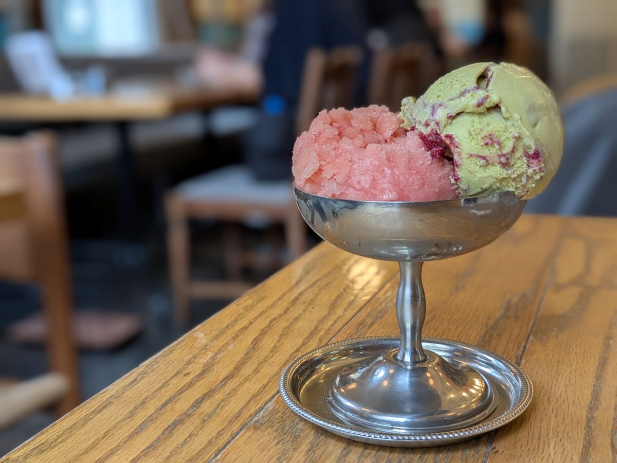 大阪府立中之島図書館にパンエスの“ムー”で作るワッフル店「囲と囲曲」がオープン