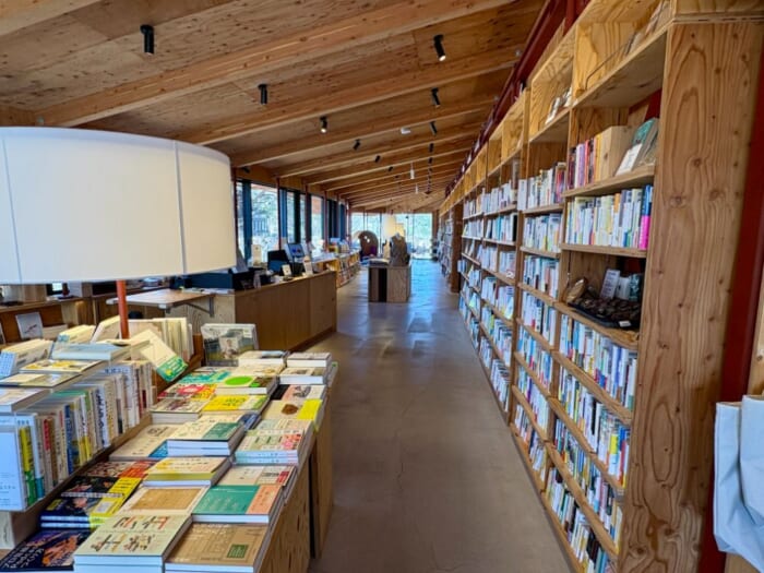 軽井沢で見つけた、森の学び舎。本とカフェのある時間「軽井沢書店 中軽井沢店」