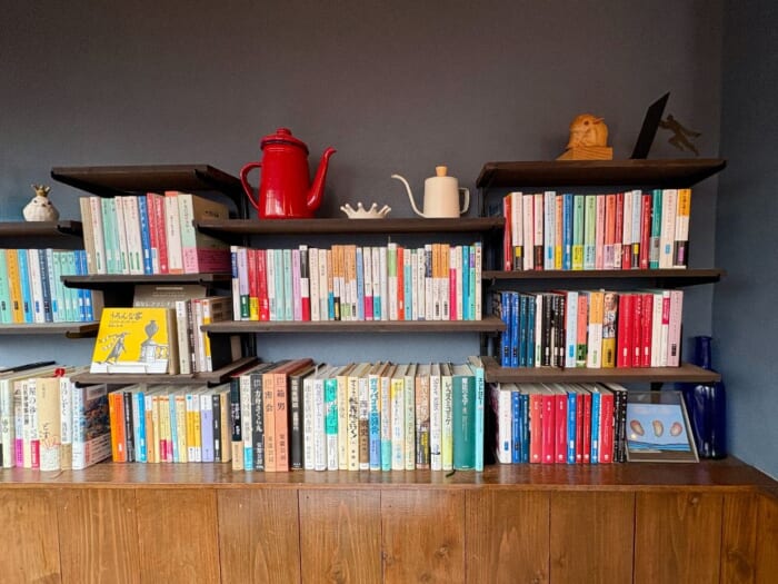 旅のひと息に、本と珈琲を。神戸・元町の隠れ家カフェ「nazca bird」