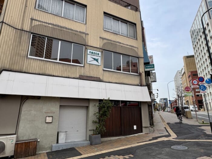 旅のひと息に、本と珈琲を。神戸・元町の隠れ家カフェ「nazca bird」